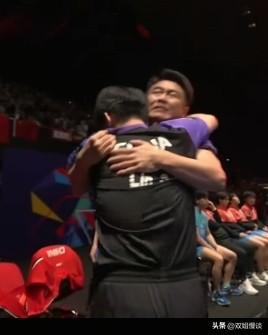 林诗栋赢球后，飞奔给王皓一个拥抱。
这也是林诗栋在赛场上第一次如此激动，3-1战
