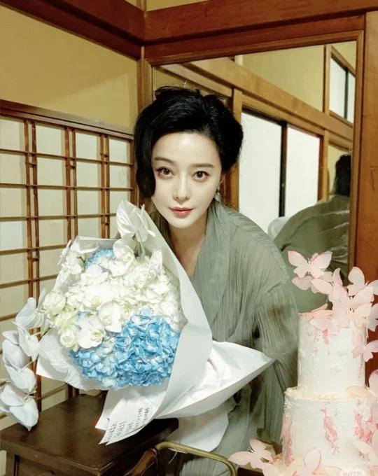 她这个脸确实太权威了，随手一拍都这么好看！44岁生日，即使披个“麻袋”依旧好美，