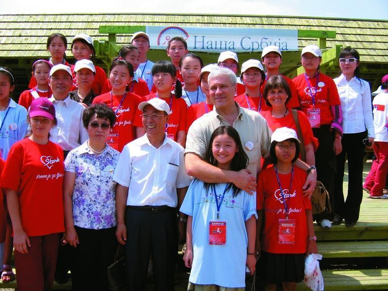 中以民间友好活动意义非凡。就像中美民间交流，美国艾奥瓦州“和谐之桥”合唱团访华，