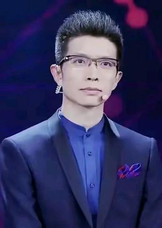 他是央视最有才最受观众朋友喜欢的一位主持人，大家不会反对吧，他开创了中国新闻主持