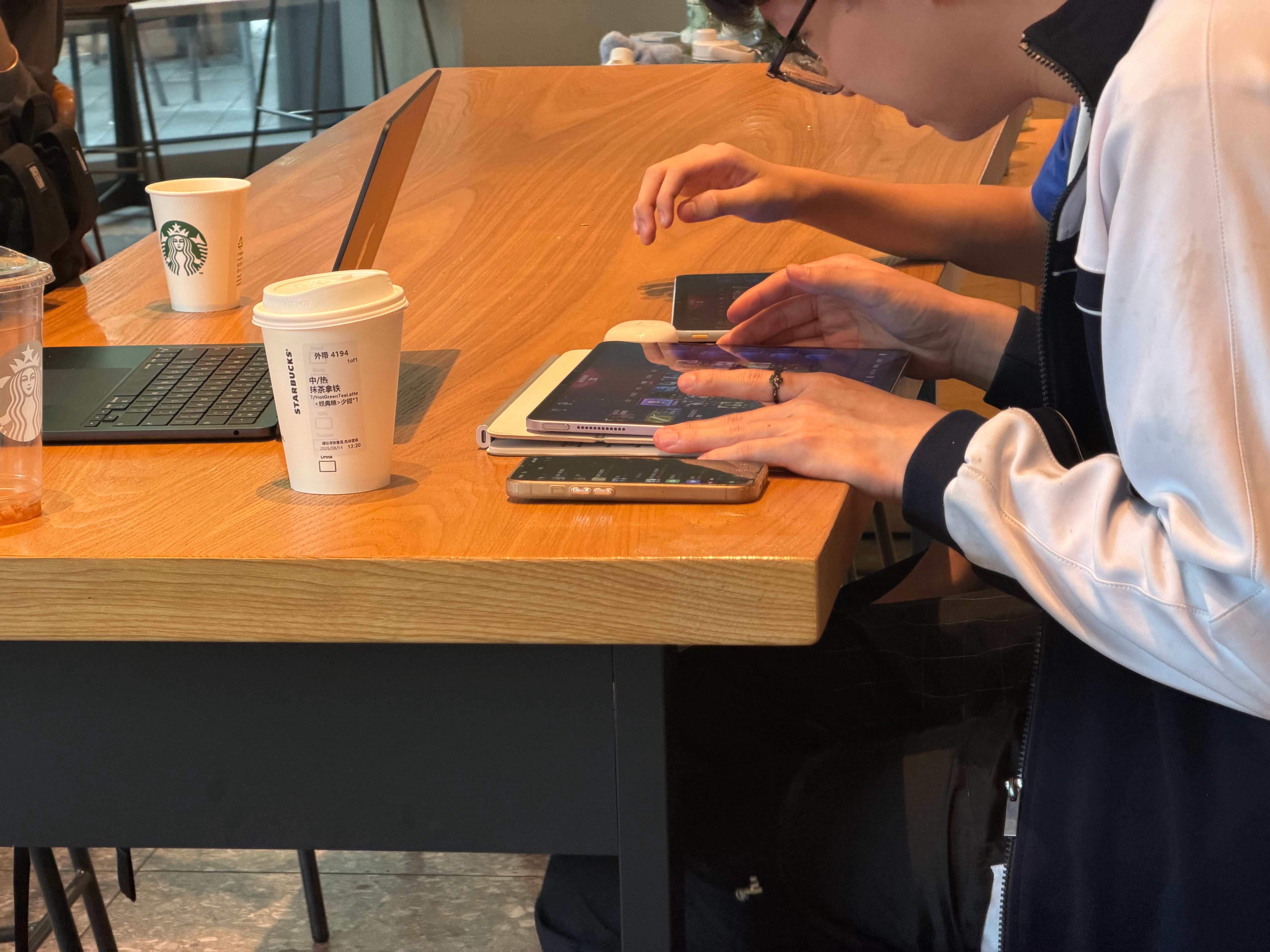 小孩哥 搁这蹭我两天网，玩两天游戏了。我也搁这当两天 公区牛马了