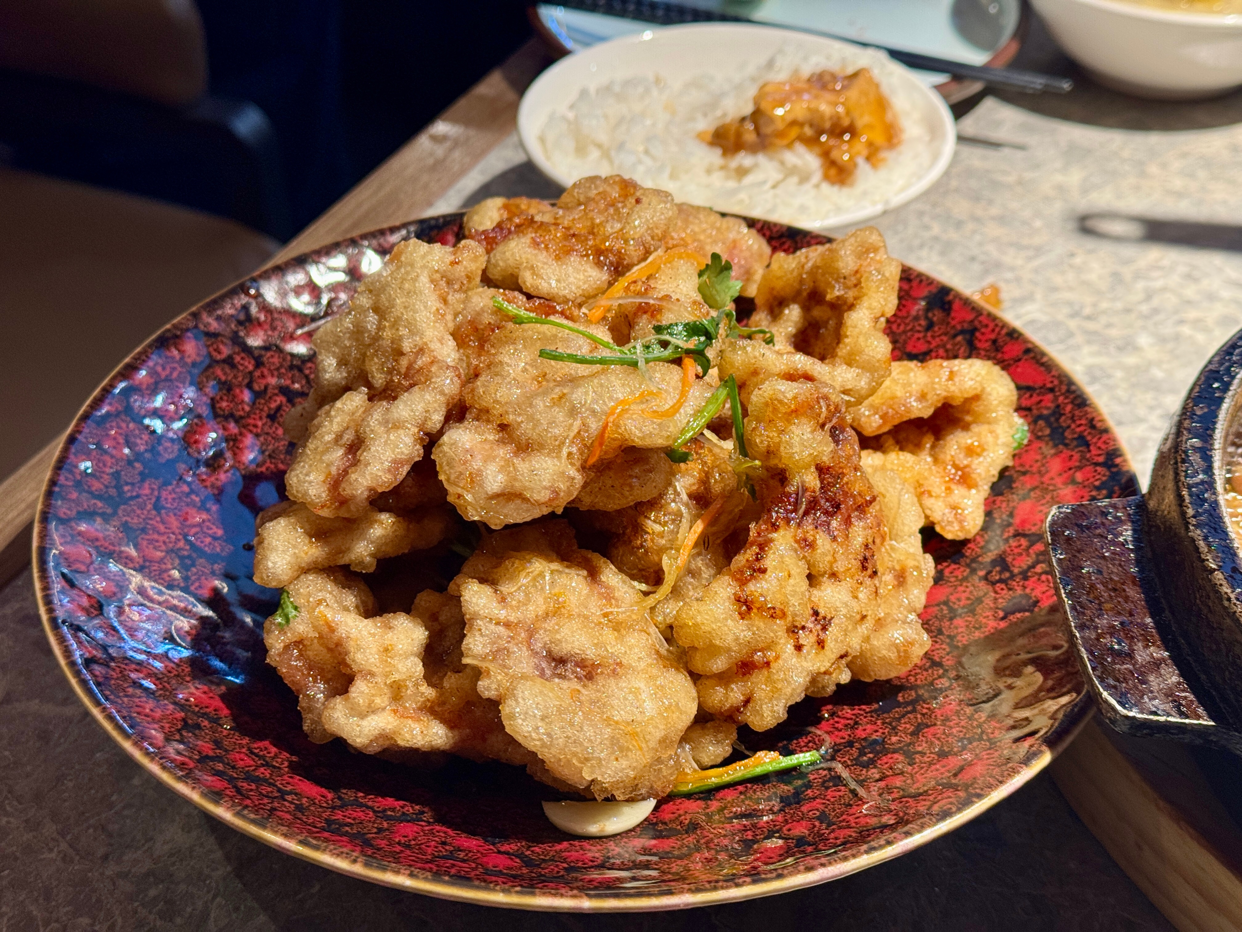 落地第一顿，五个菜不到200，仨人吃不完。又脆又香的锅包肉，下辈子我要生在东北！