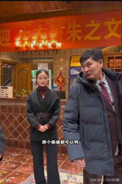 大衣哥朱之文受邀到河南项城茉莉花餐馆莅临指导工作，没想到大衣哥朱之文深受河南人民