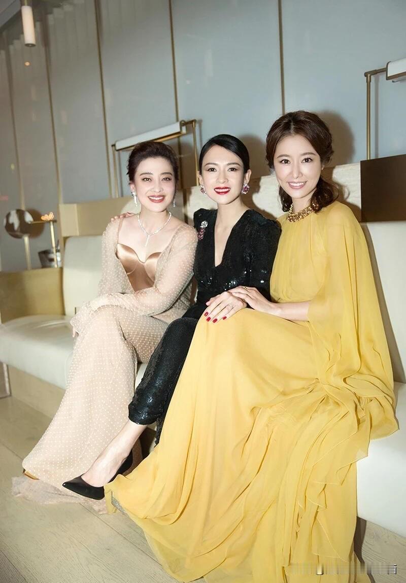 左边这一位是谁啊，她看起来端庄大方，感受到了她的美貌比右边的章子怡和林心如还要漂