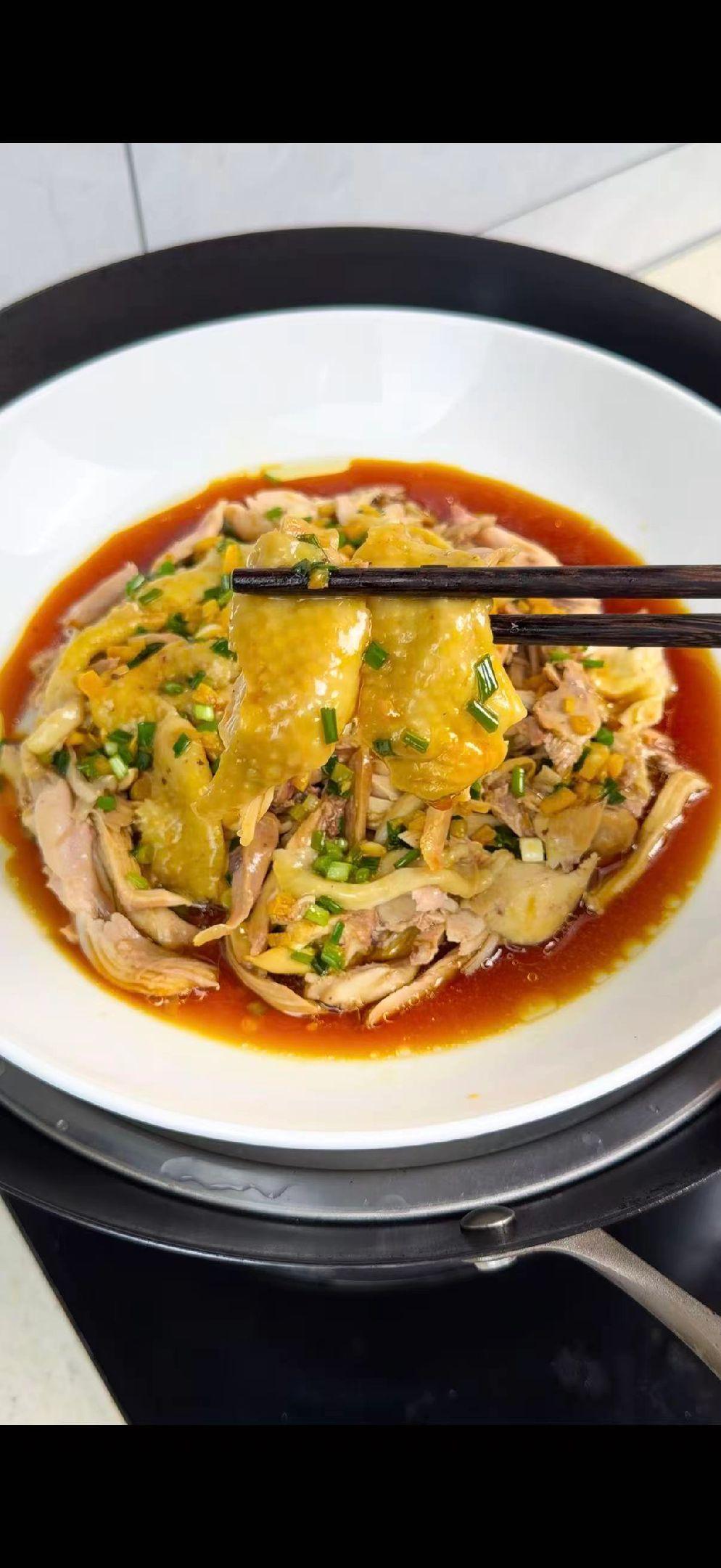 新鲜大鸡腿处理干净，姜片下锅和鸡腿一同扣盖中火焖煮25分钟。

拿出晾凉后，将鸡