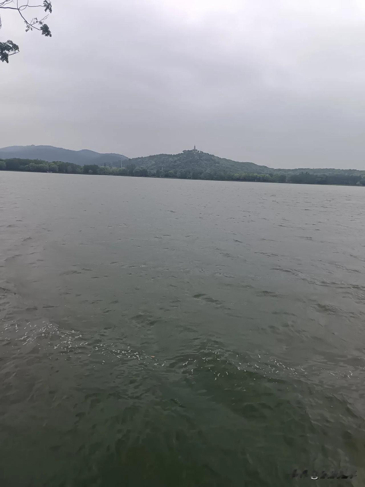 我该如何写我呢？我看上去没有不快乐，但也没有很快乐，好像不该这样，好像也只能这样