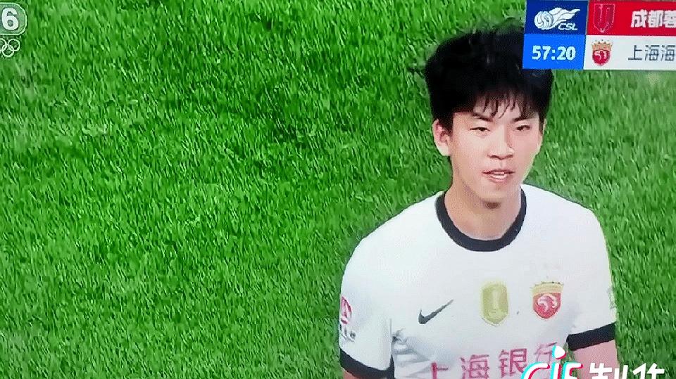 边线镜头一晃过时，解说贺炜半玩笑半提醒的那句“快下去”，像给人猛地敲了下心门。