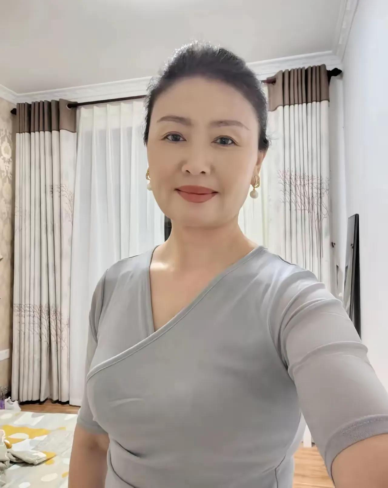 昨天，我儿媳妇生了，是个男孩，我因为在外打工太远了没回去，我给儿媳转5000，过