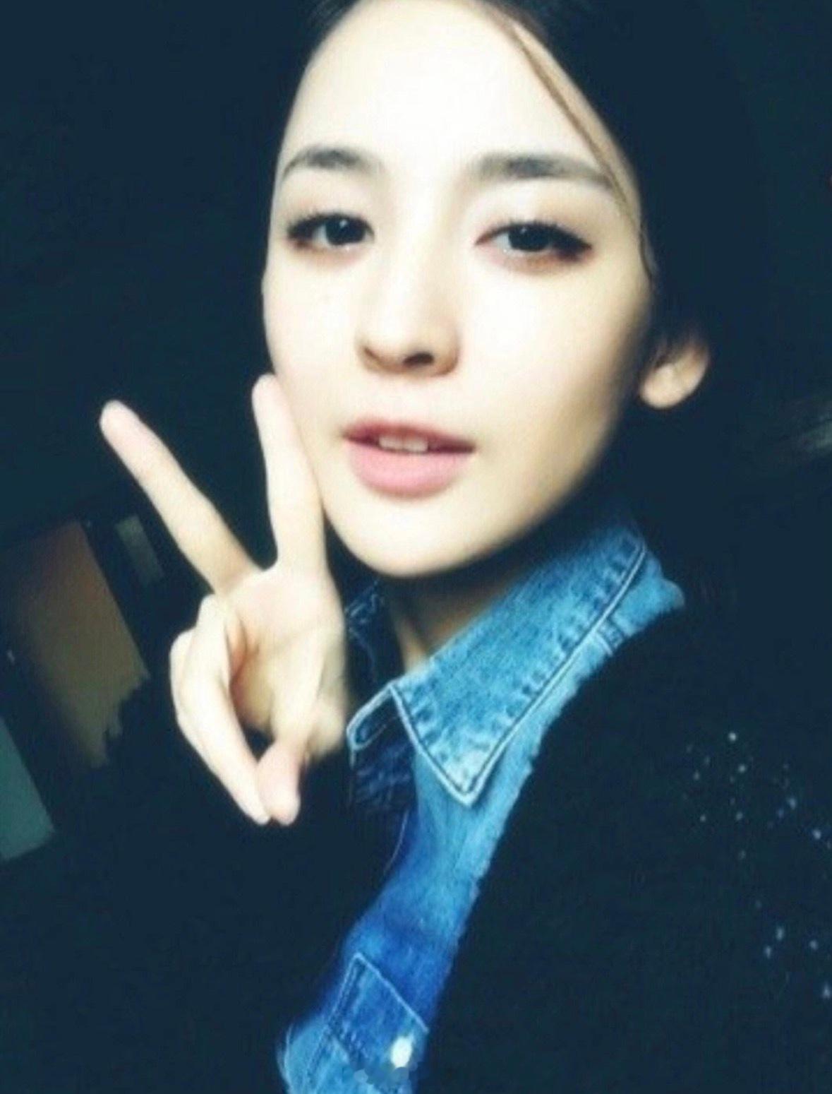 娜扎早期自拍，比耶✌是代表永远胜利！！ 