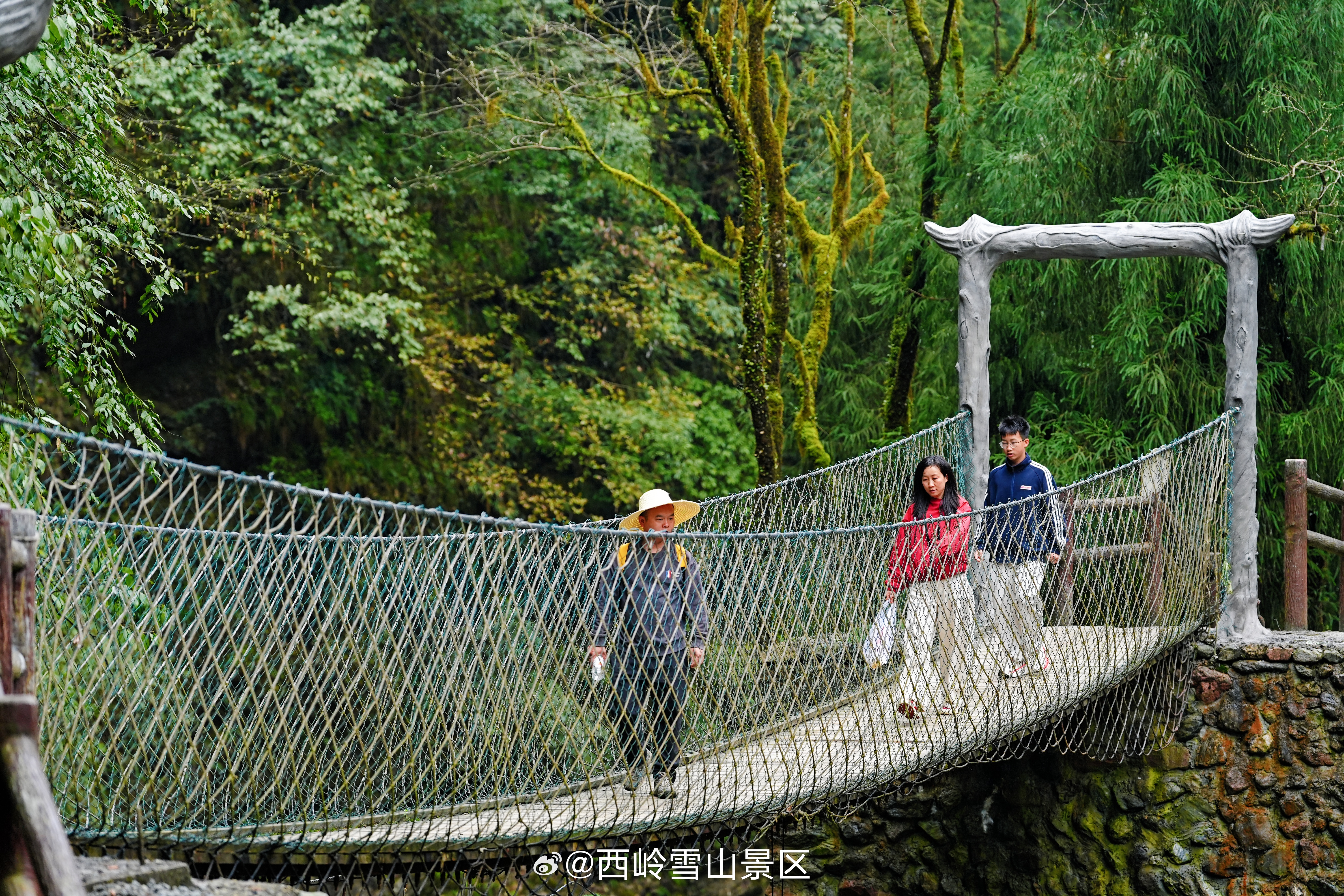 春山在望，溪涧有声。西岭雪山大飞水景区春日活动正式启幕，以山水为景，以国风为韵，