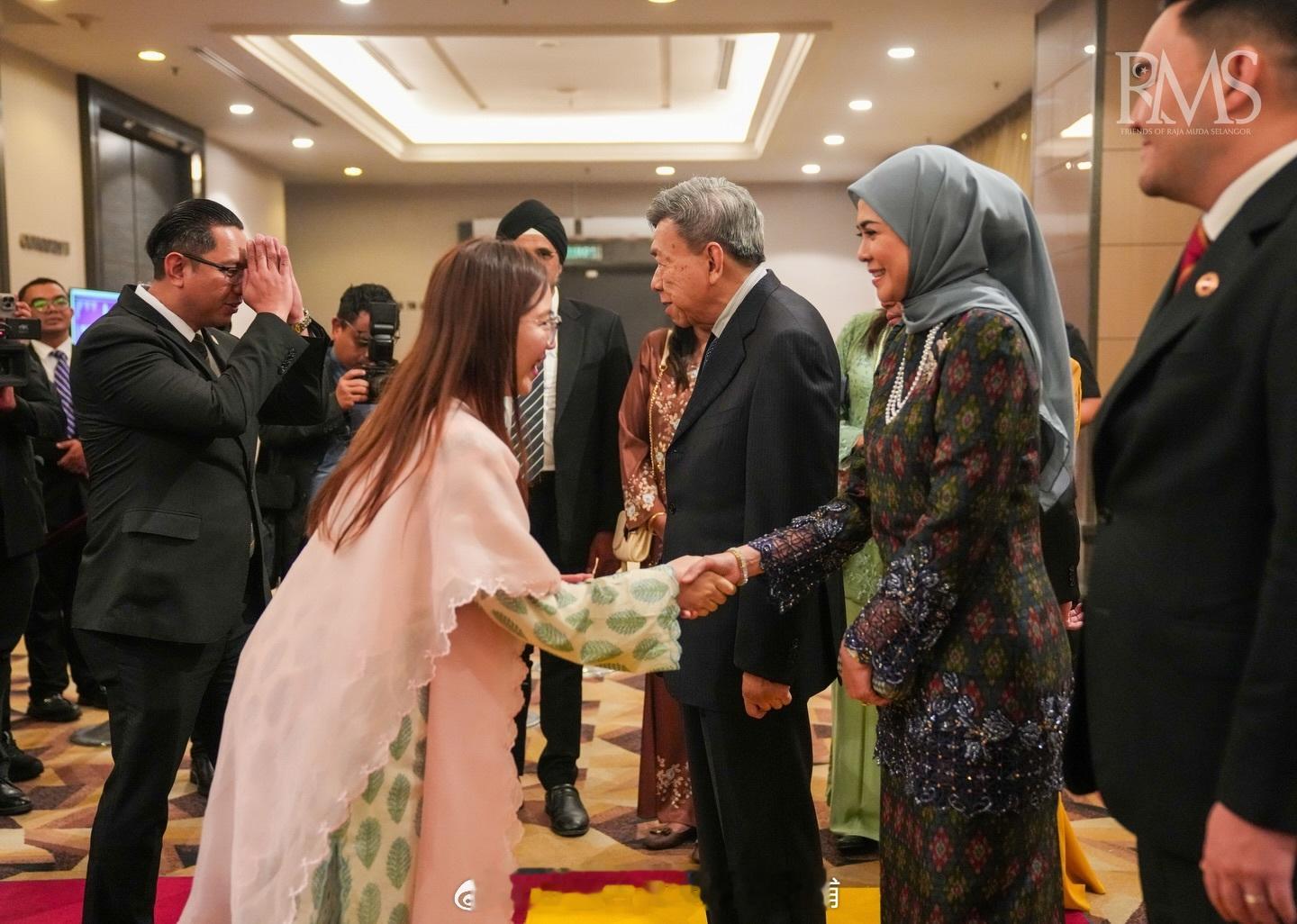 王室王室马来西亚王室雪兰莪 2026年4月20日，雪兰莪王室出席议会开幕晚宴。王