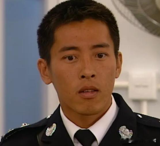 吕颂贤是最憨厚的令狐冲吧，吕颂贤在电视剧《离岛特警》中，饰演特警的男主角吕颂贤被