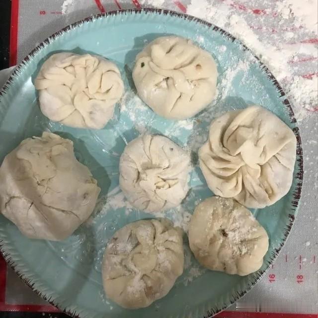 这是我外甥和女朋友（00后）今天包的包子（下图）。

这得鼓起多大的勇气，才能包