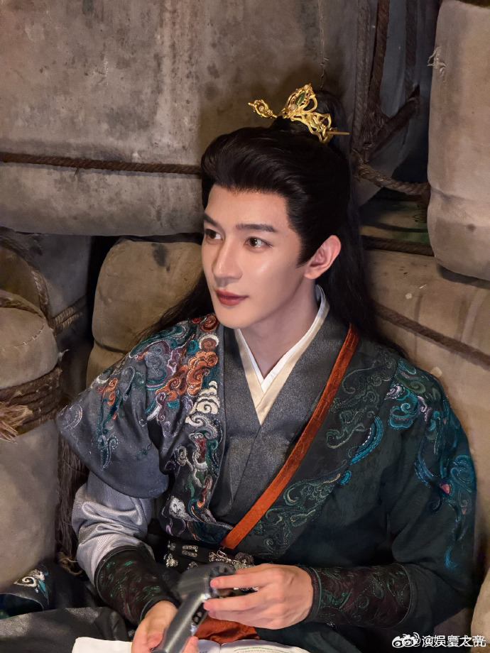 夏之光现代装眼前一亮  这就是演员的塑造性吧？夏之光现代装眼前一亮，塑造出现代装