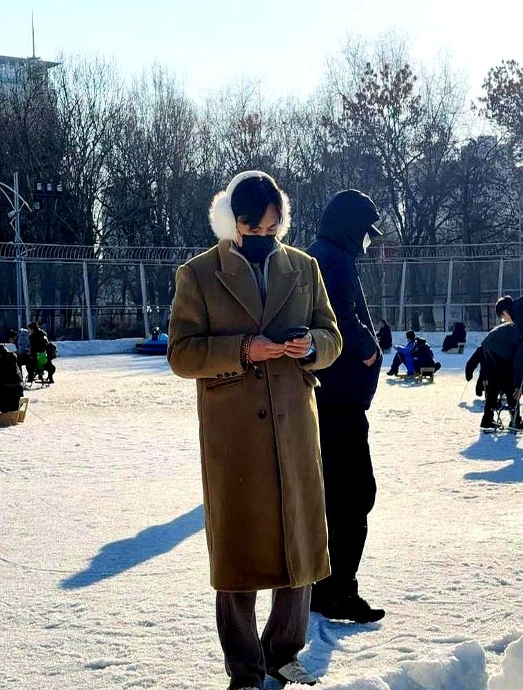 谁能想到，那个怼天怼地的影帝秦昊，私下里竟然戴着毛绒耳包，在冰面上乖乖听老婆伊能