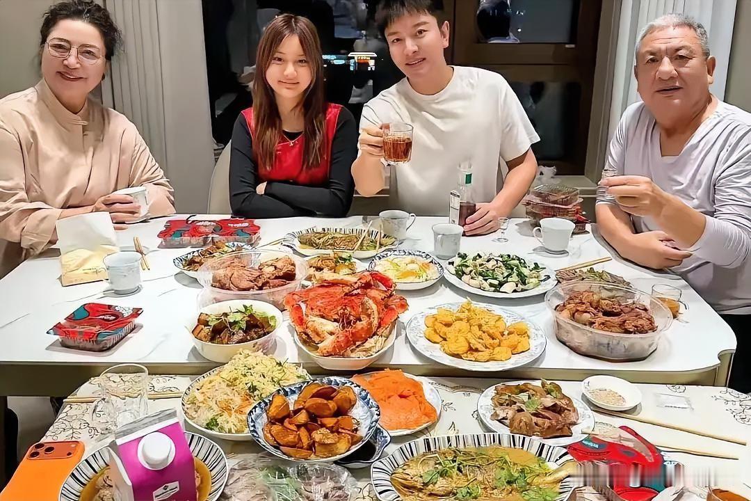 明星有钱就是任性！这桌菜不便宜吧！对于他们来说是很普通的一桌饭。他们身价过亿。只