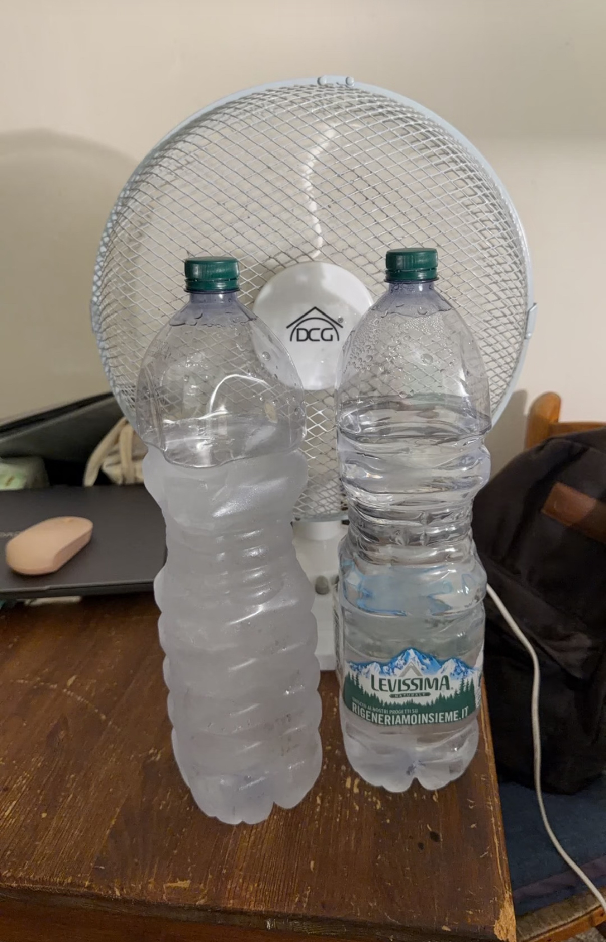 最古老的降温方式古人藏冰纳凉是经典古法，冬日储存冰块置于屋内，依靠冰块融化释放冷