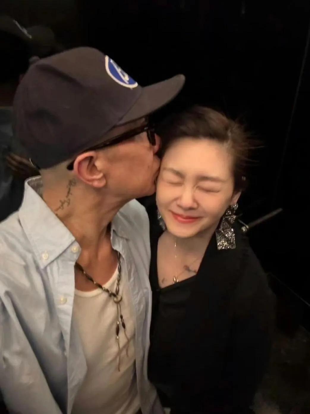 具俊晔亲吻大S，差点让人误以为是小S。近来大S与小S的相似度越来越高，以至于现在