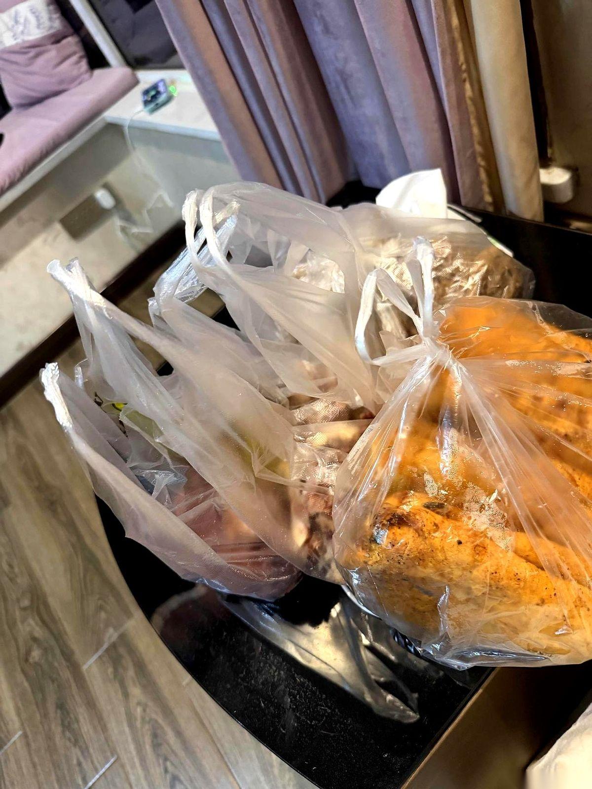 昨晚11点多，我正躺在被窝里，卧室门一响，一袋子新鲜食材直接撂在了我的床头。
进