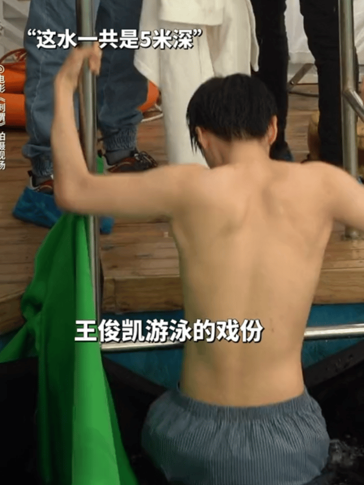 #王俊凯[超话]# 继恰少后居然能再一次欣赏到美背[污]（不敢相信这居然是我不花