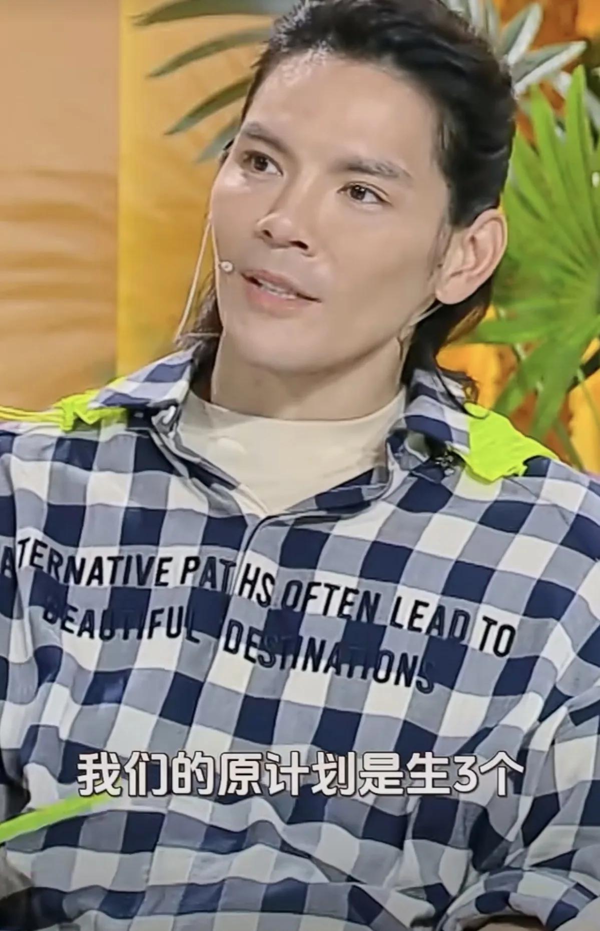 向佐：我们的原计划是生3个
生完第二个老二的时候
他头太大了
生的时候很辛苦
其