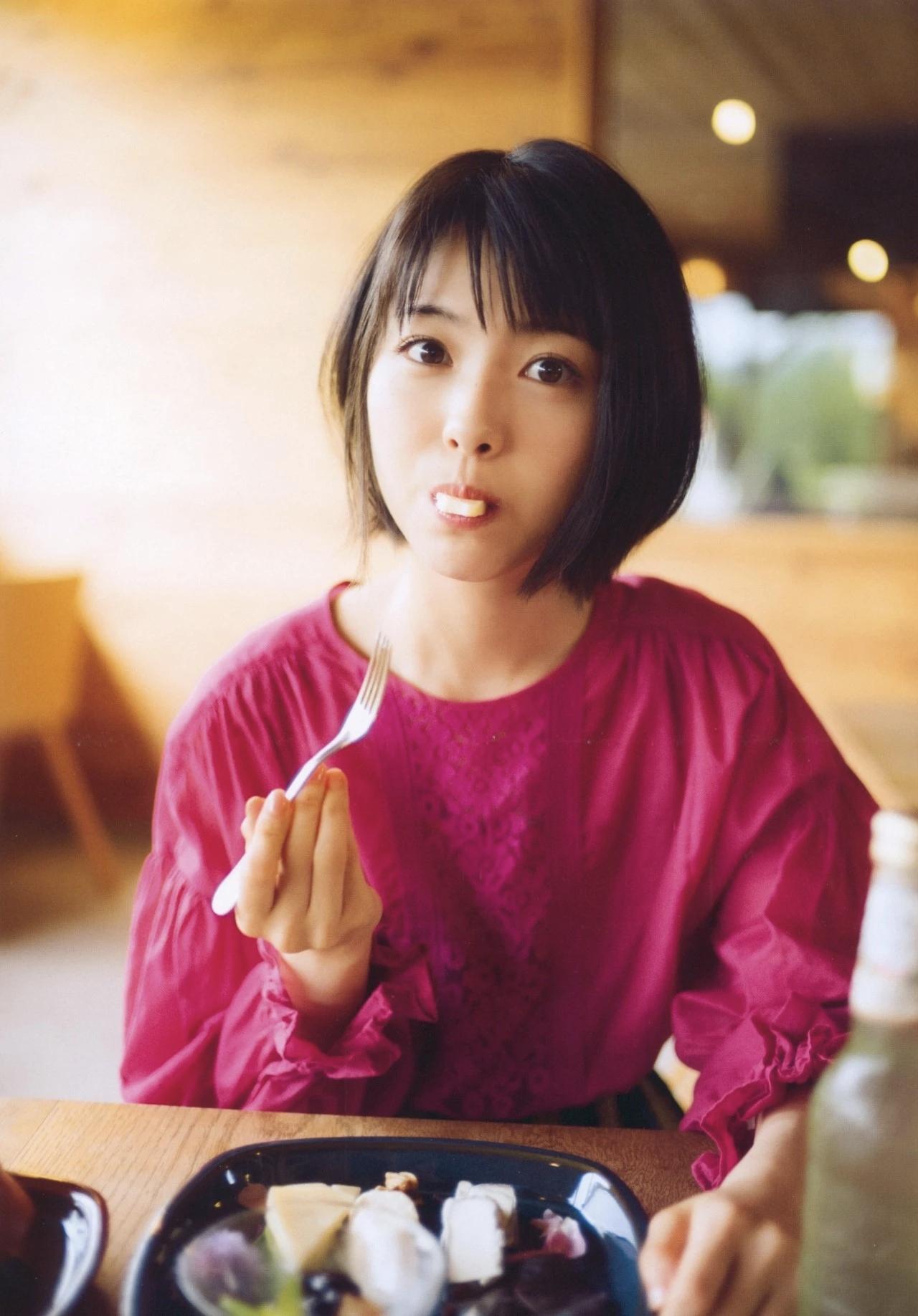 粉嫩少女在享受美食的美好时光，满满幸福感！🍓🍓🍓绝色美女滨边美波纯真少女感