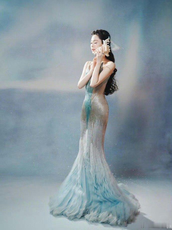 宋轶裙摆叠了几万层 宋轶这条裙子，像是把海洋的层次穿在了身上：最上层是洒满金粉的