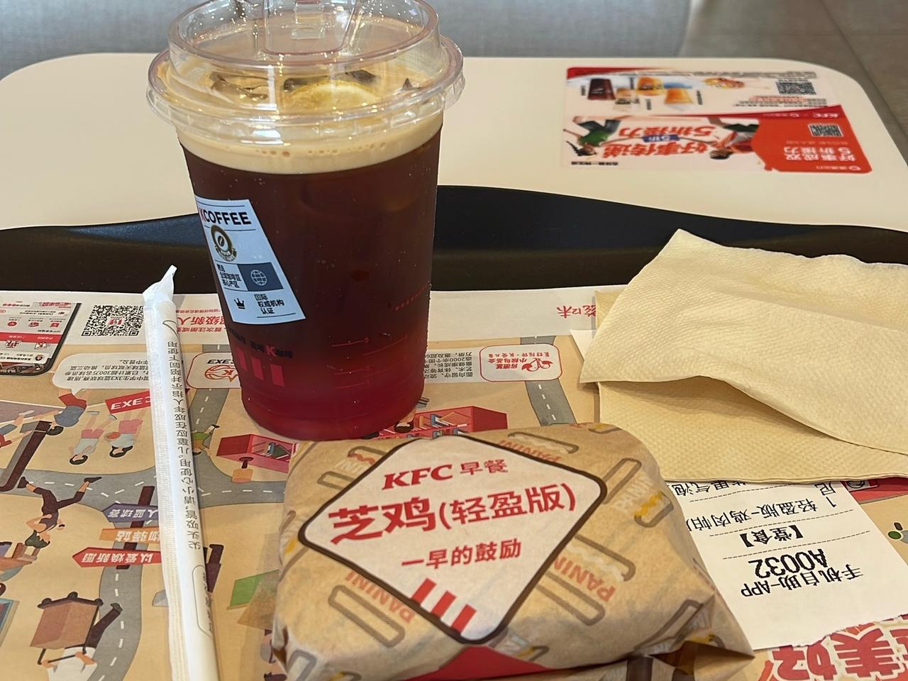 忙忙碌碌的日子里，治愈往往藏在一顿简单的早餐里。

抽空坐在肯德基店里，一份芝鸡
