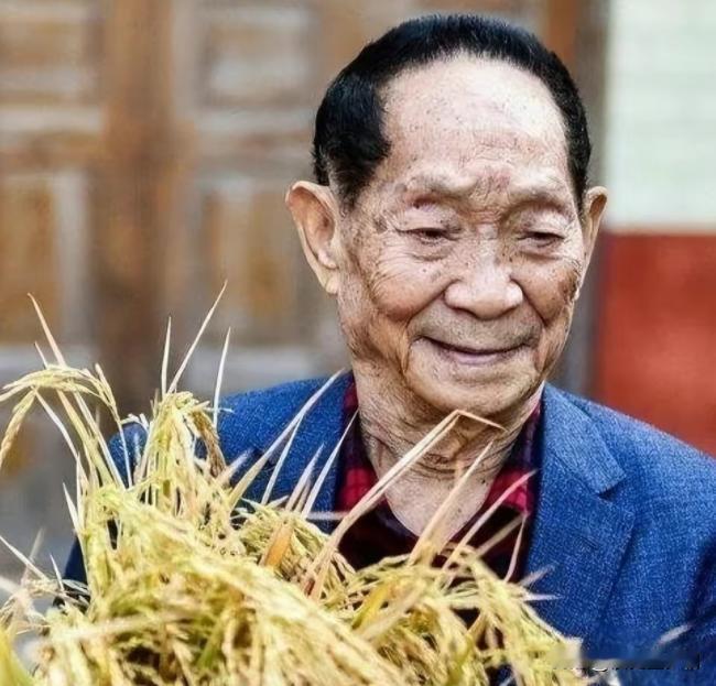 当年，袁隆平的两个孙女上幼儿园时，老师问她们:“你们的爷爷是干什么的？”孙女们说