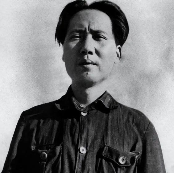 1927年，毛泽东被捕后，在押去处死路上，他对一名团丁说：老哥，我腿疼，伤筋了！
