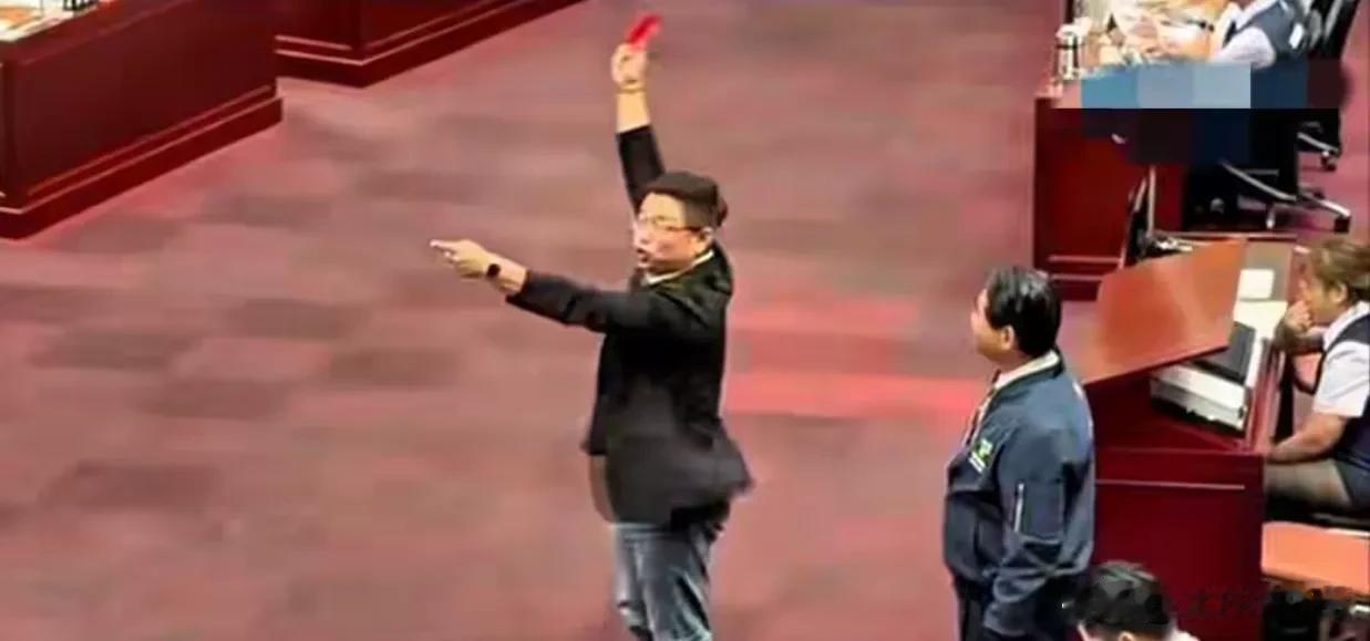 民进党台北市议员陈贤蔚昨天化身卡牌大师，在台北市议会质询台北市长蒋万安时竟然给蒋