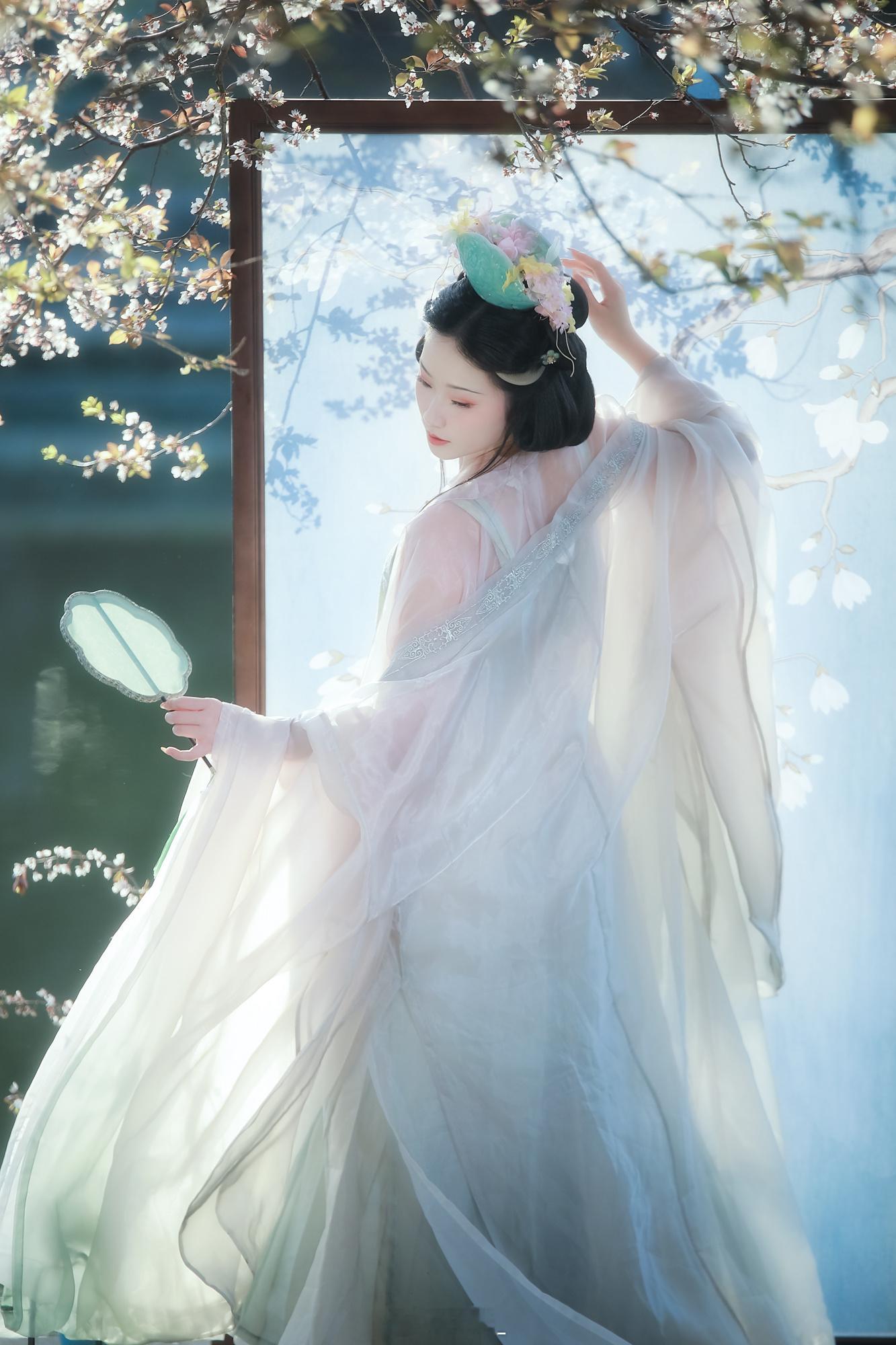 丹青点染画图新，半掩屏风半倚人上海约拍仕女图笔墨丹青 ​​​
