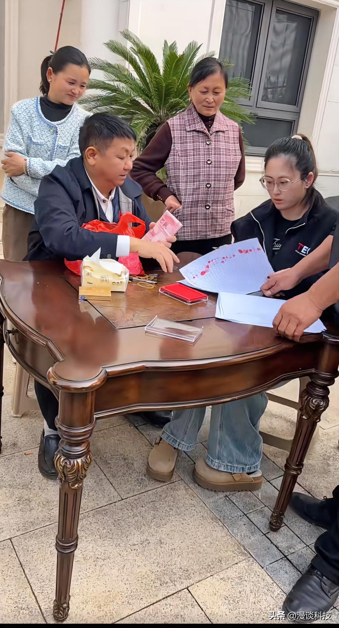 4月1日，王传福的哥哥、比亚迪副总裁王传方亲自回老家安徽无为给村里老人发钱，真的