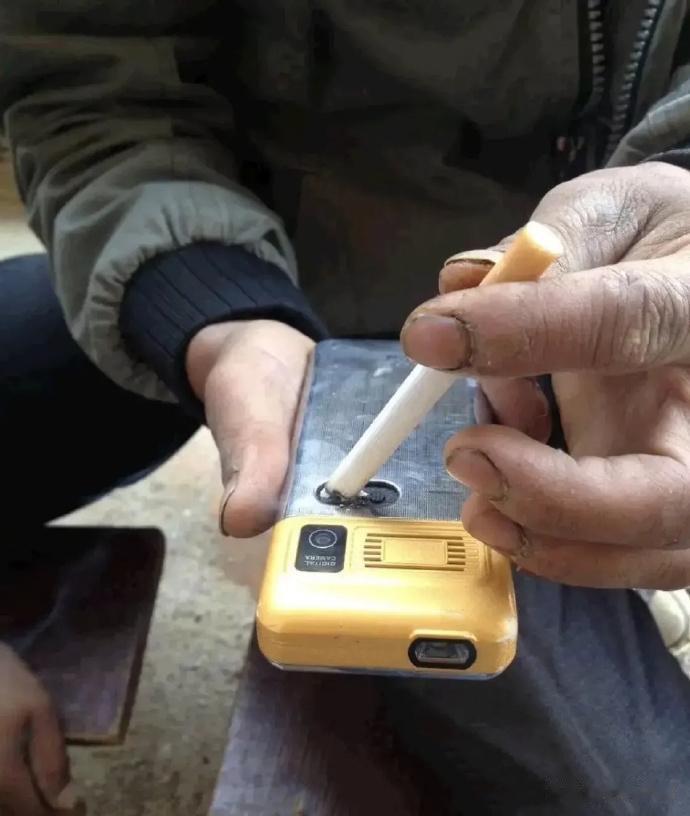 带点烟器的老人机[狗头]这手机的产品经理是个人才[看]