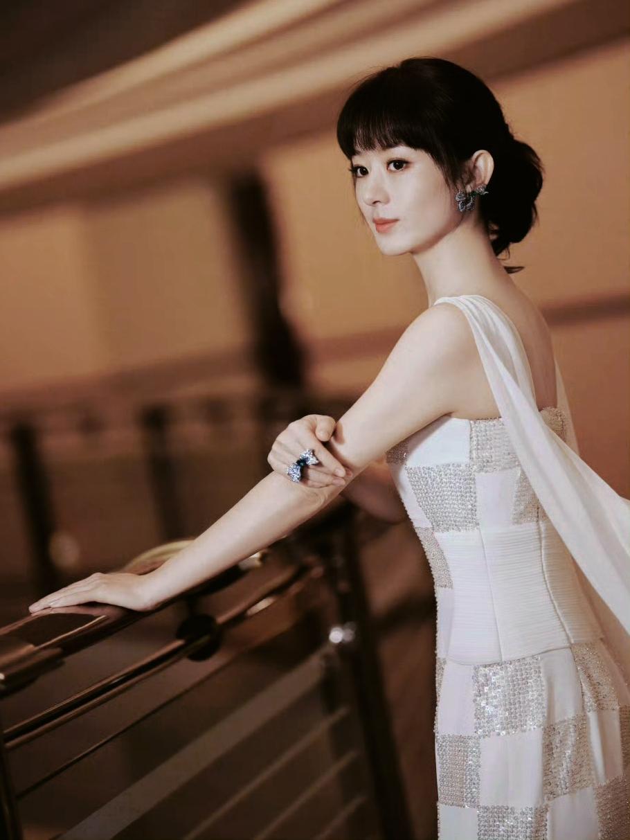 这居然是今天的@赵丽颖 ，[比心]