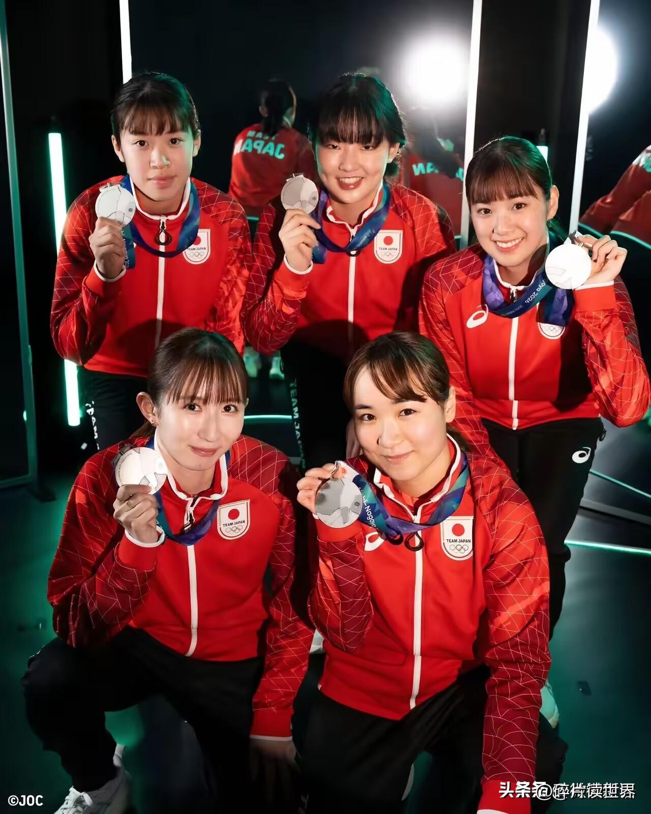早田希娜昨晚在庆祝活动上说：“就乒乓球而言，后天开始我们会前往中国，参加北京大满