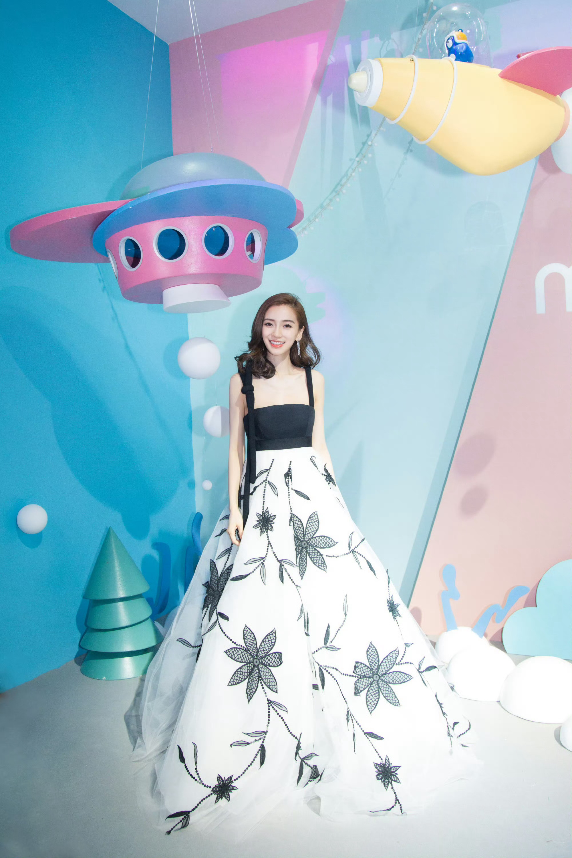 angelababy angelababy “心动不止，思念不退，爱意不落” ?