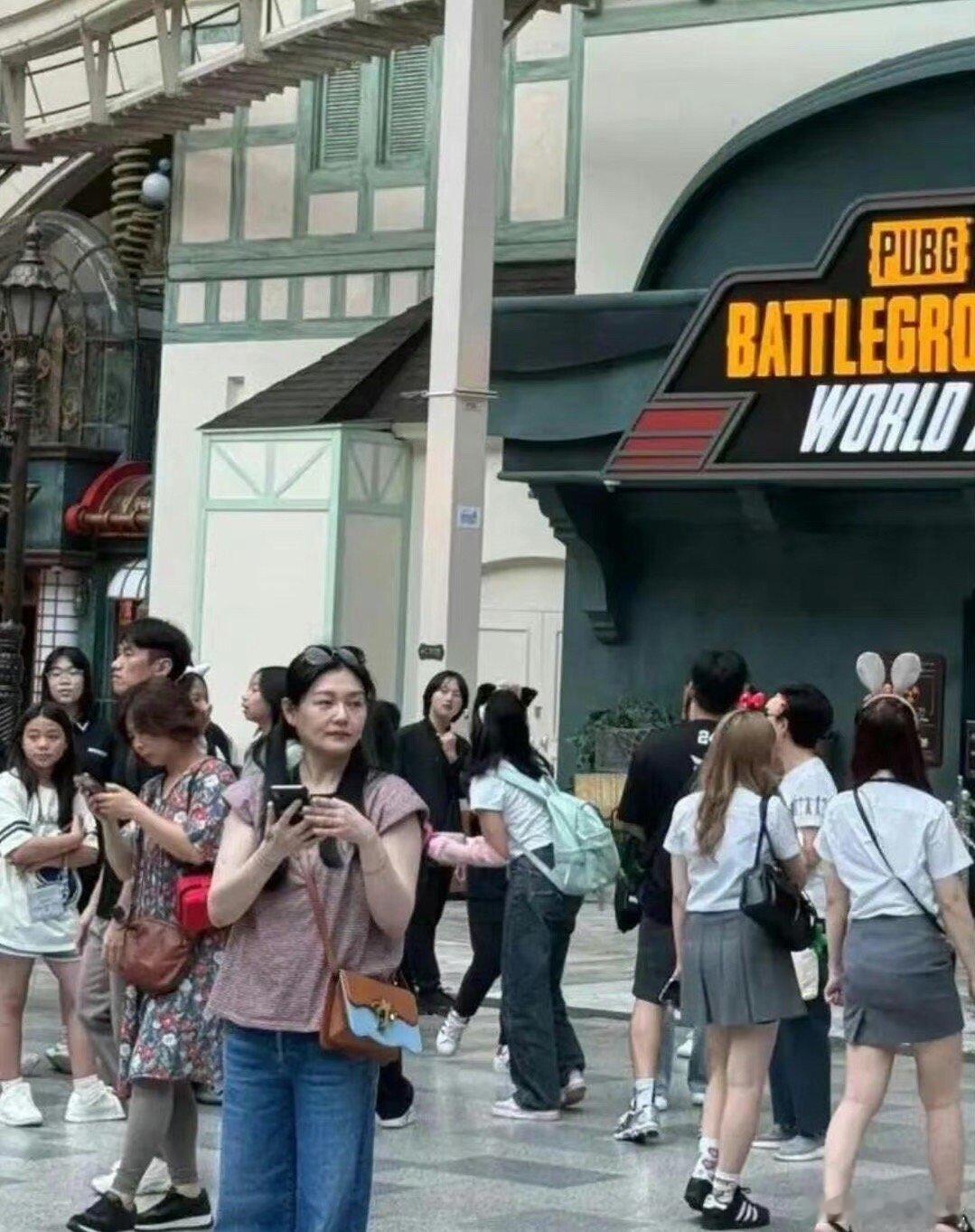 #大S回应游玩被拍#大s回应游玩被拍，她只关心孩子的脸有没有被拍到，有没有打马赛