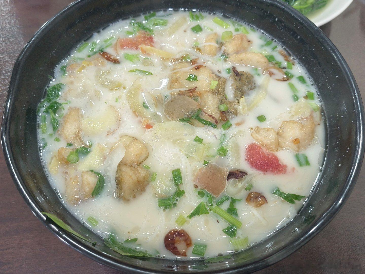 马六甲的雨兀自从凌晨落下，一直到现在依旧没有停歇。这样的雨天，最适合来一碗热腾腾