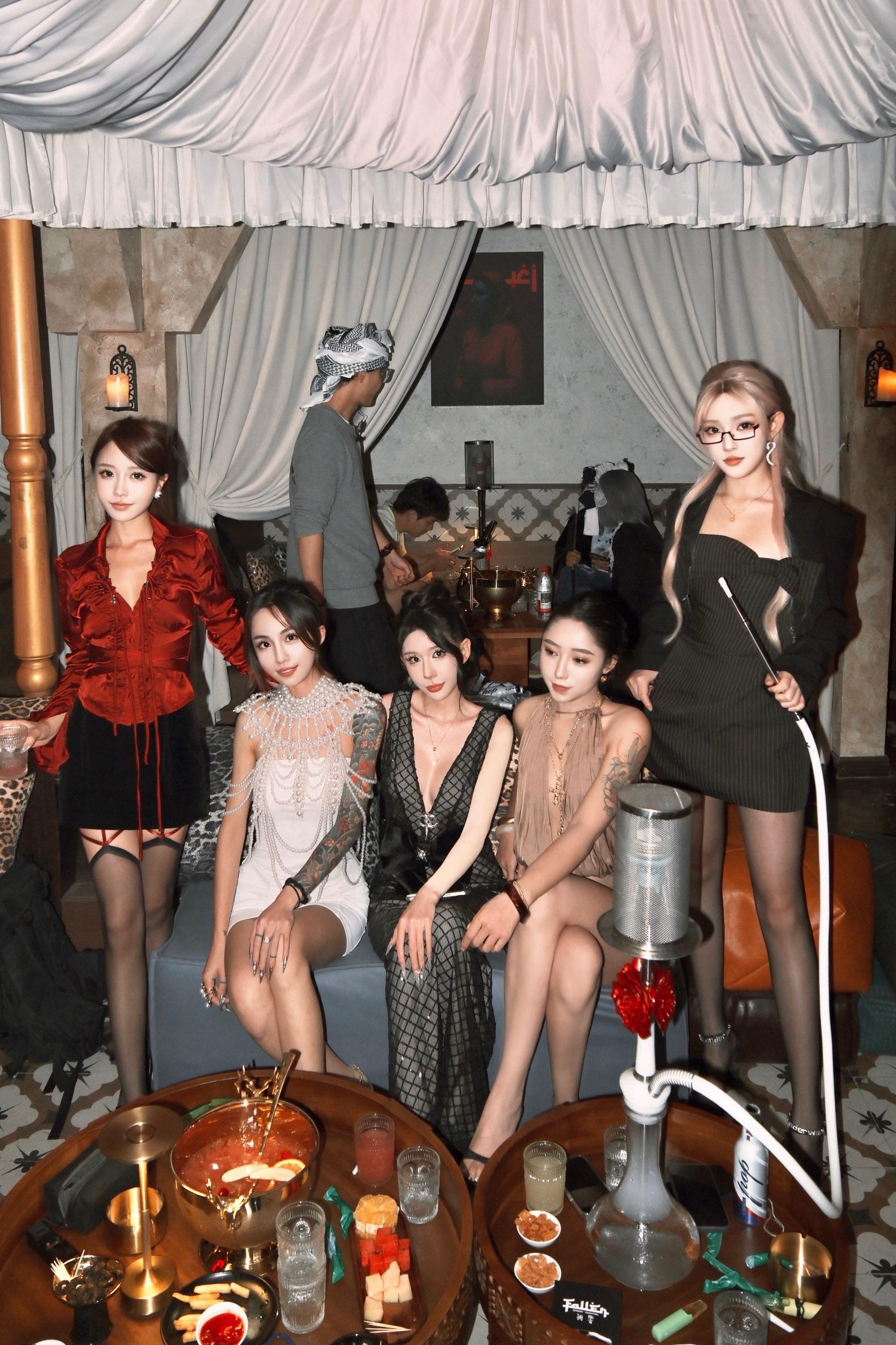 表面上说不喜欢我这个抽象骡子 但是看到我的段子还不是会笑 臭丫头