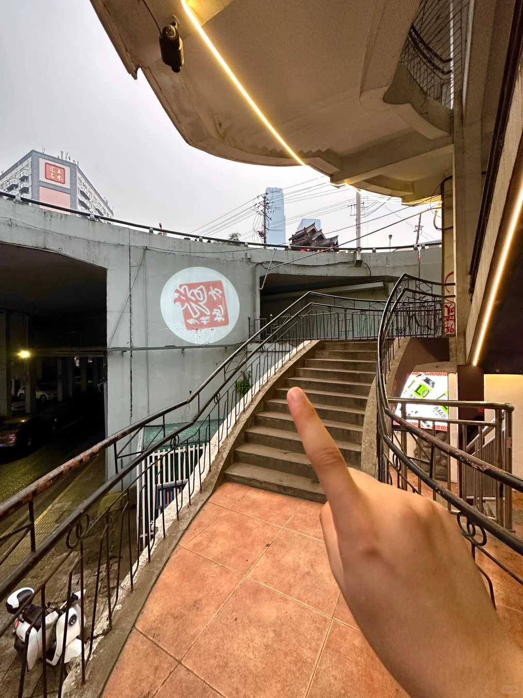 不是重庆！是在长沙…楼道里烧烤好好吃啊😭！！