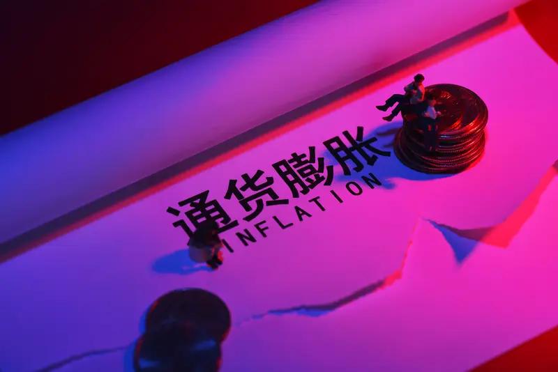 民国后期物价奇高，根本原因就四个字：法币溃烂。

这背后是多重因素绞杀下的恶性循
