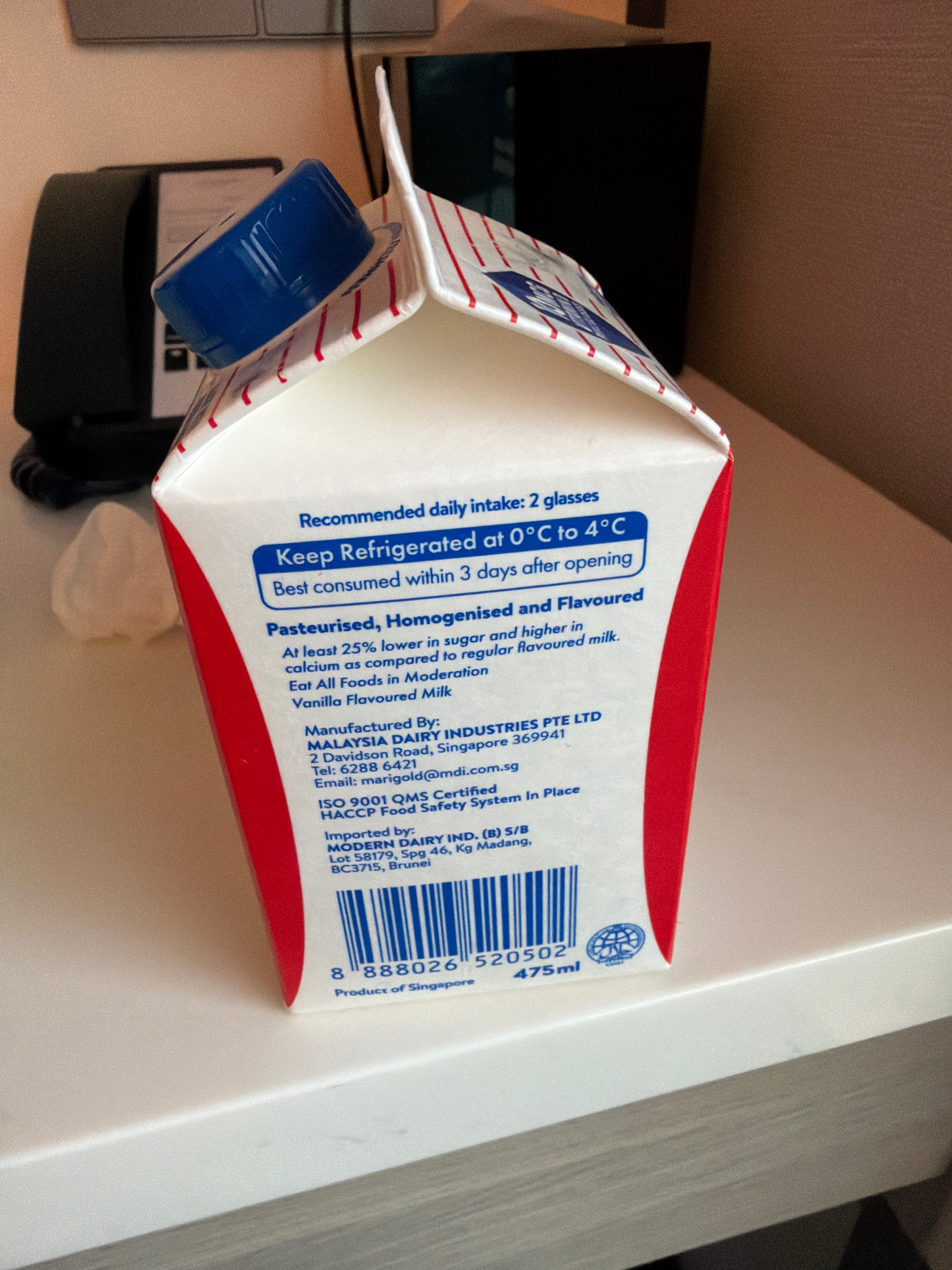 有网友表示不相信新加坡牛奶要20块，拍给大家看，一盒475毫升牛奶真要20。。。