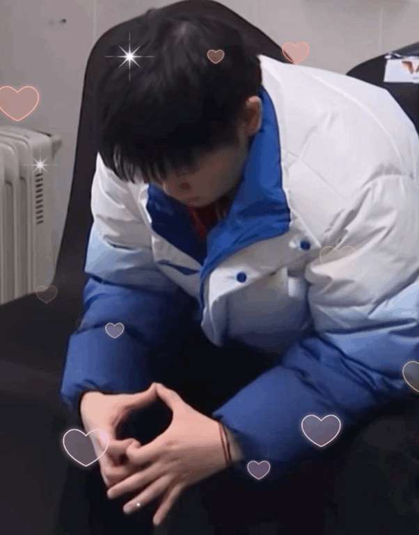 莎莎：一会儿我要吃这么大个冰淇淋[呲牙]
我们的蓝莓奶团子
怎么这么会啊
给自己