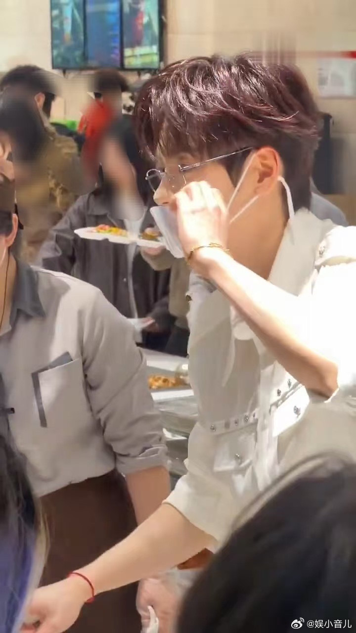 魏哲鸣一边饭撒一边撒饭 在现场能够收到魏哲鸣打饭的又幸福了吧，非常接地气的和大家