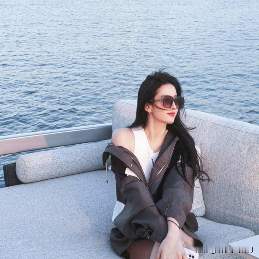 刘亦菲朱亚文大学合照， 好有氛围感的一组照片！！两位都特别有气质啊，友谊长存年轻