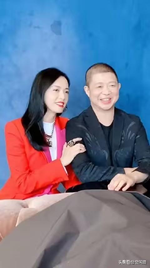 姚晨宣布离婚。46岁，已经离婚二次了。

第一段婚姻：2003年她与大学同学凌潇