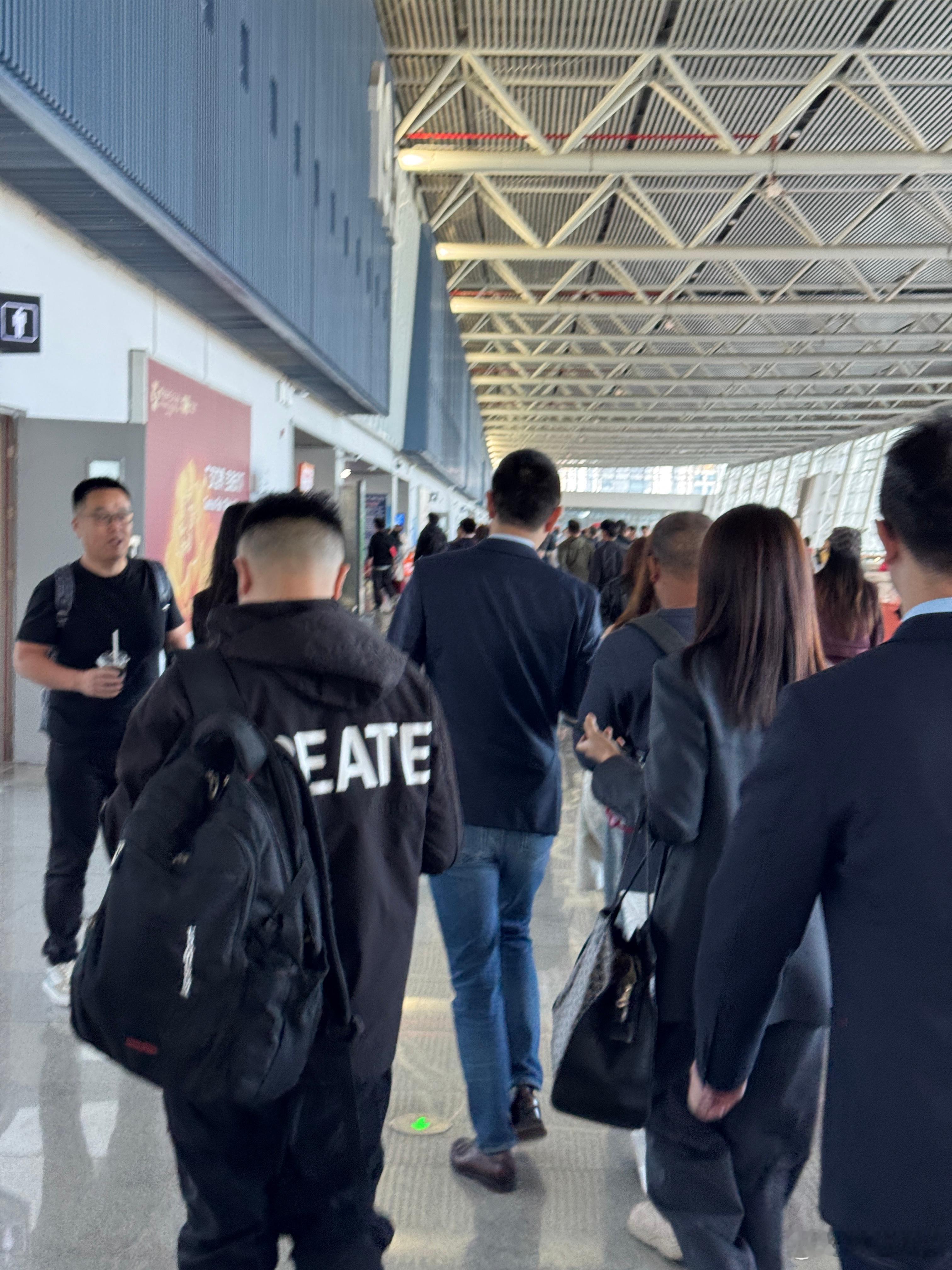 大佬果然高效，走路都是竞走，嘎嘎就给我超了，关键我走的也不慢啊