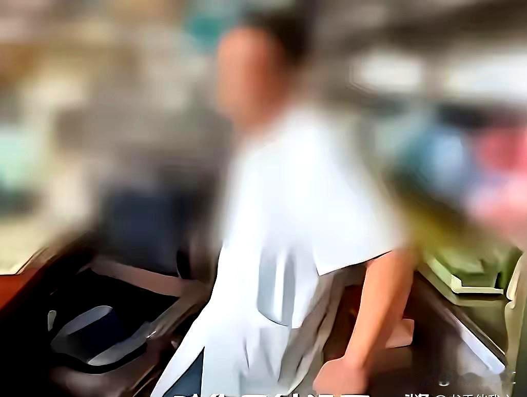 广西桂林一名工人脚底被生锈铁钉扎伤，赶到私人诊所接种破伤风针，不曾想对方暗中用氯