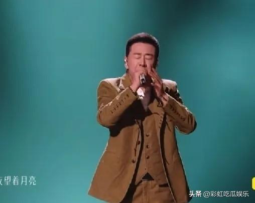 杨坤歌手一轮游被淘汰，主要是他第一句就跑调，后面才慢慢补回来。

就连观众都听懂